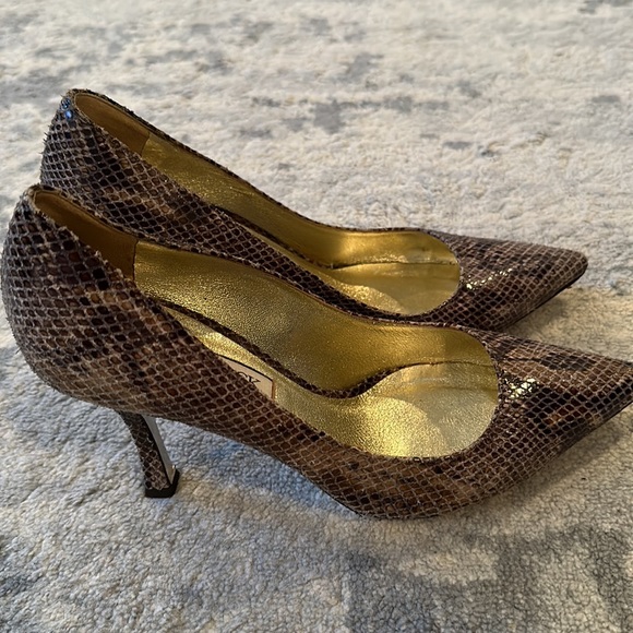 Emy Mack stiletto in pyhthon texture material, size 7.5, approx. 4in. heel - Picture 2 of 4